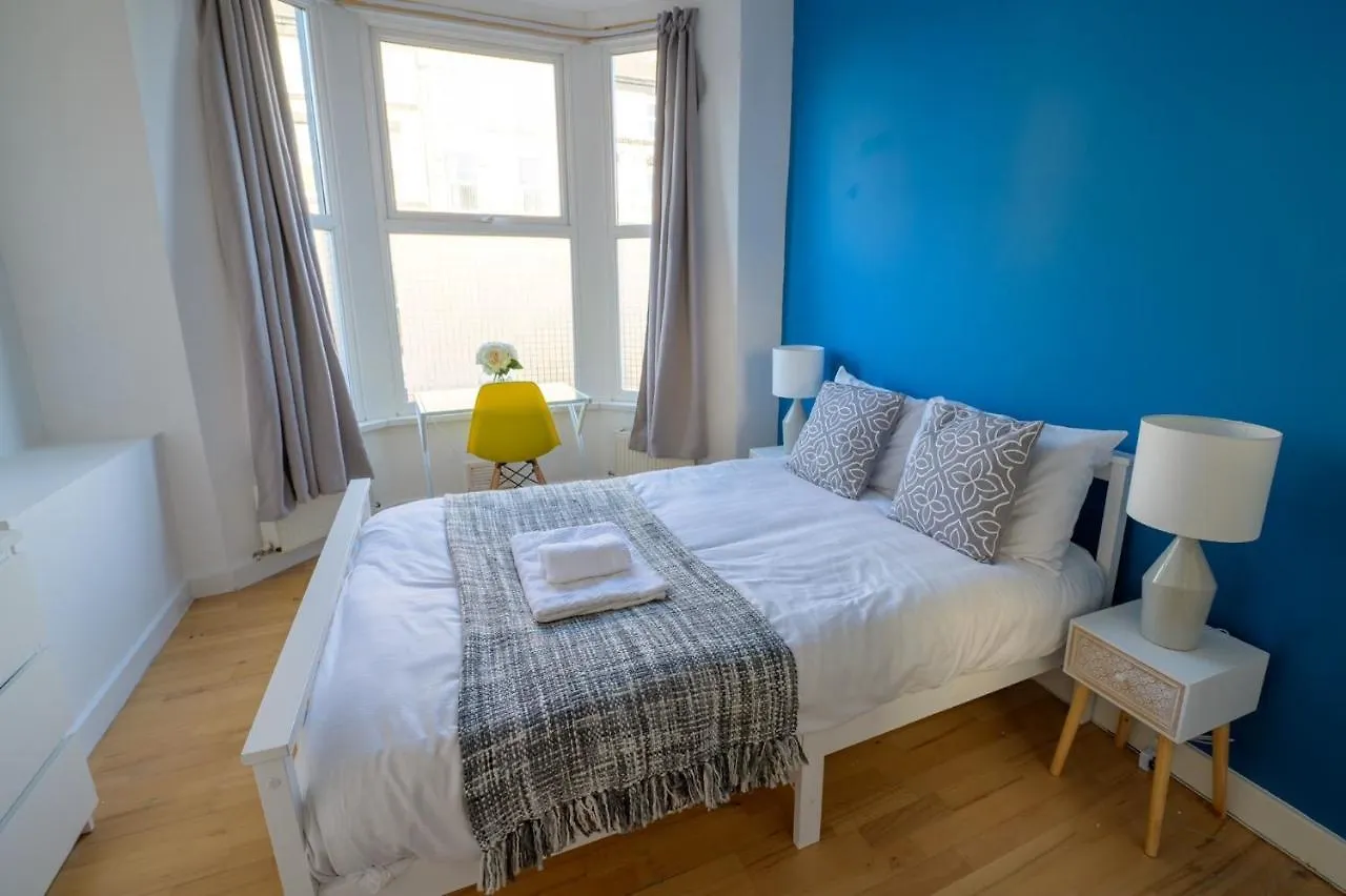 Spacious 5 Bed House, Perfect For Groups, Great Location Liverpool