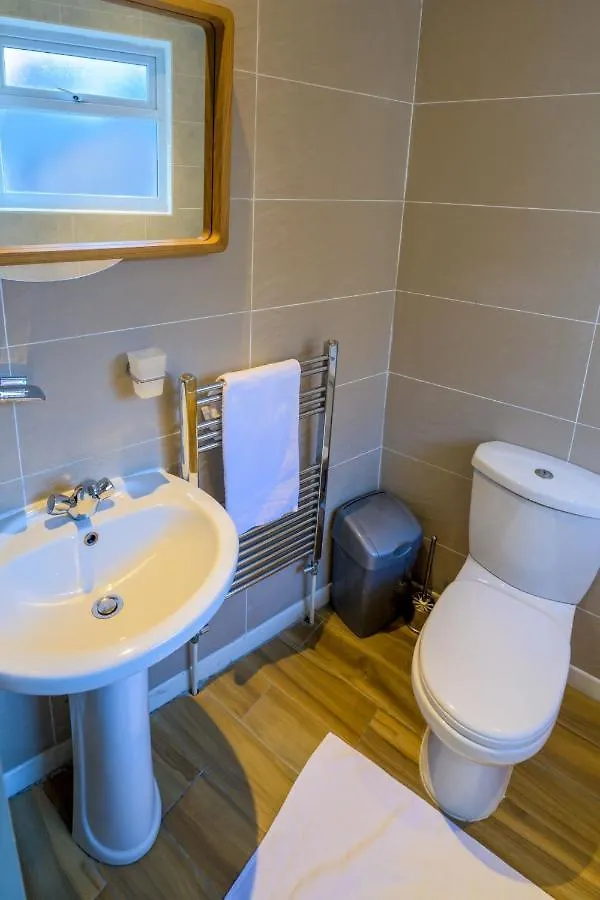Spacious 5 Bed House, Perfect For Groups, Great Location Liverpool Holiday home