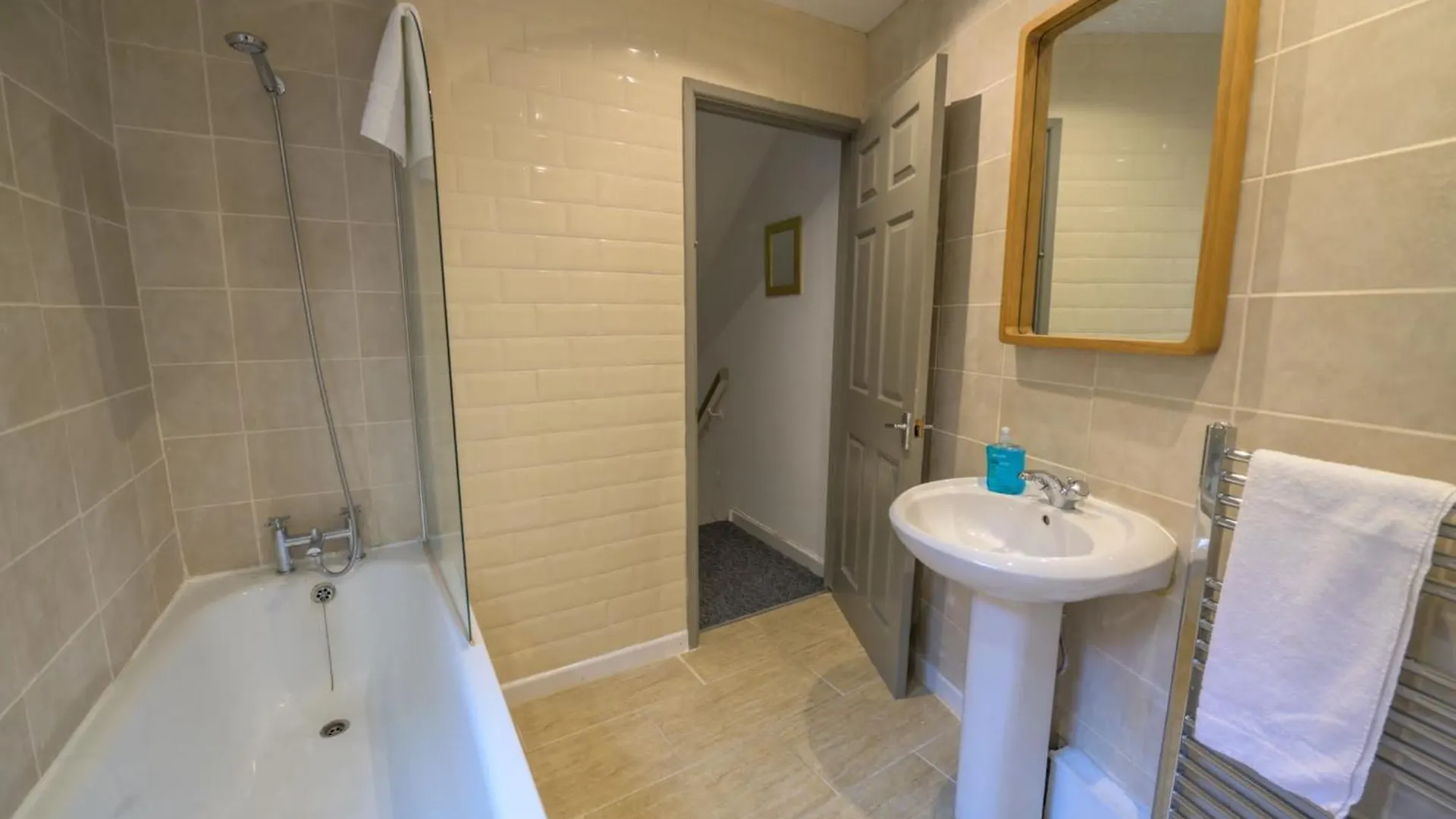 Spacious 5 Bed House, Perfect For Groups, Great Location Liverpool Holiday home