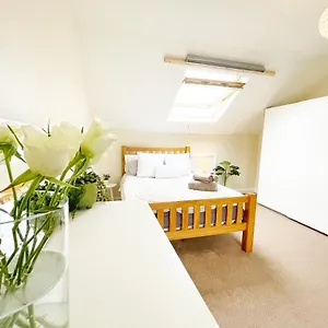 5 Bedroom, Sleeps 9 - Base To Explore Liverpool And Beyond Liverpool