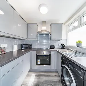 Ryan Air I - Huge 4 Bedroom House With Free Parking Liverpool