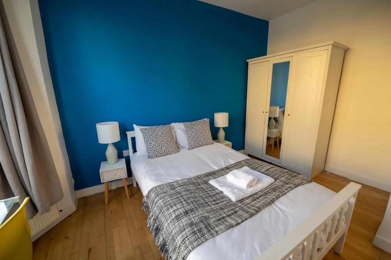 Spacious 5 Bed House, Perfect For Groups, Great Location Liverpool Holiday home